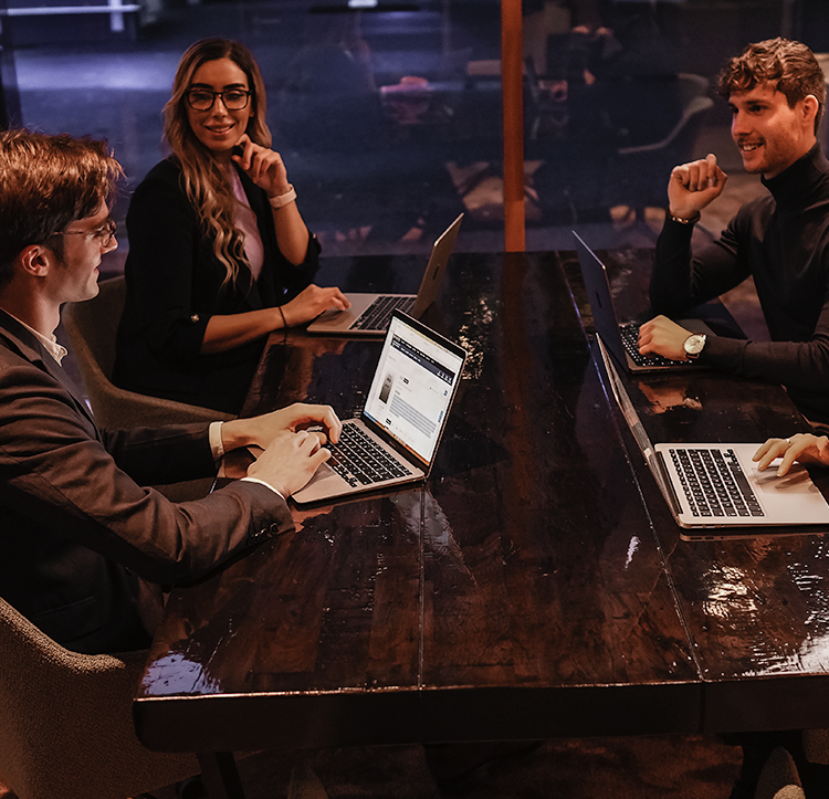 Het team overlegt over lopende Google Ads-campagnes